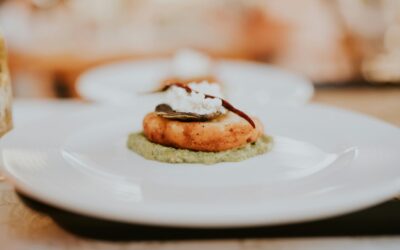 „Svinjski jastučići punjeni pjenicom od divlje šparoge na posteljici od jaglaca.“